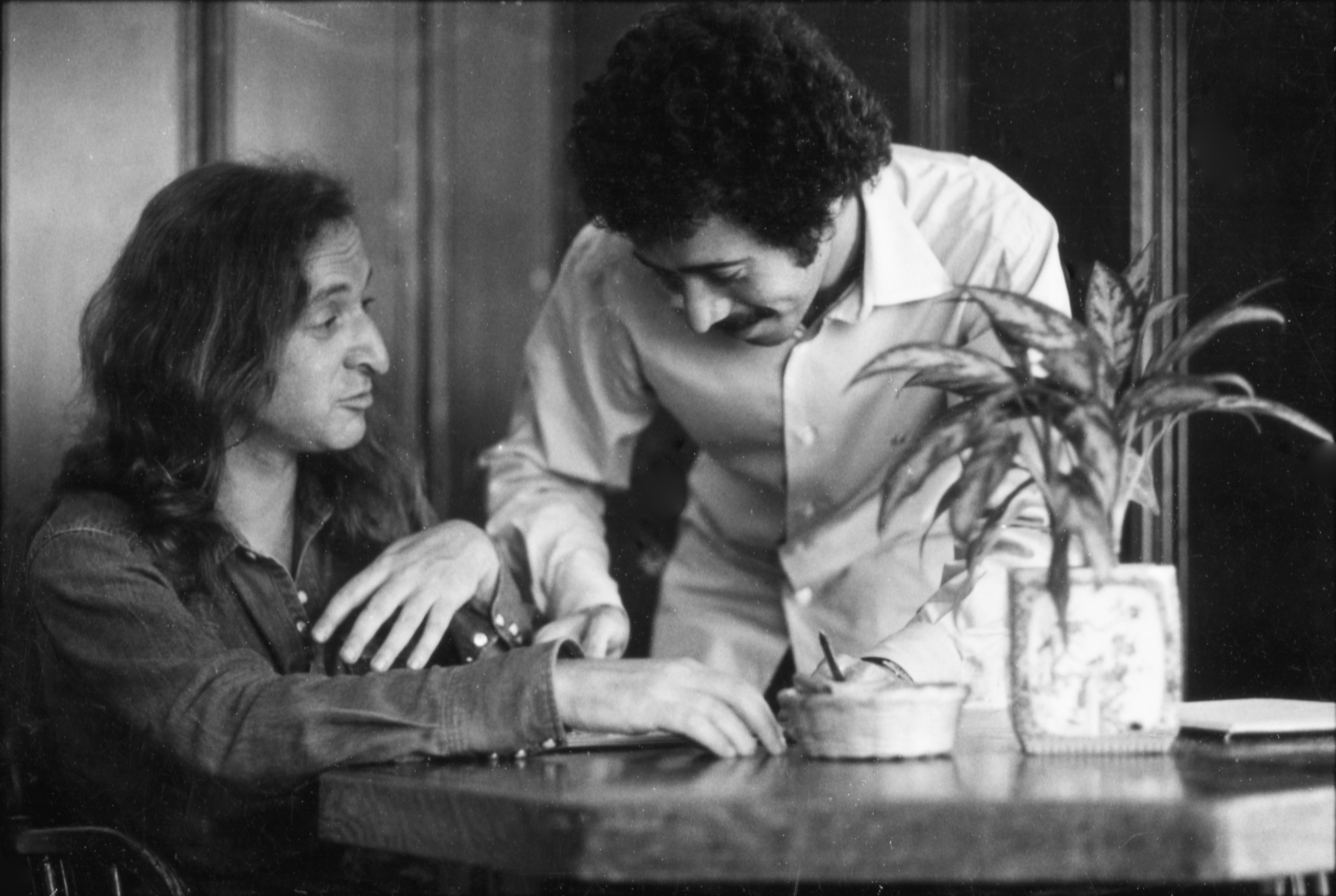 David Geffen y Elliot Roberts, dos ejecutivos clave en la escena musical del Sur de California de finales de los años sesenta y la década de los setenta. - 