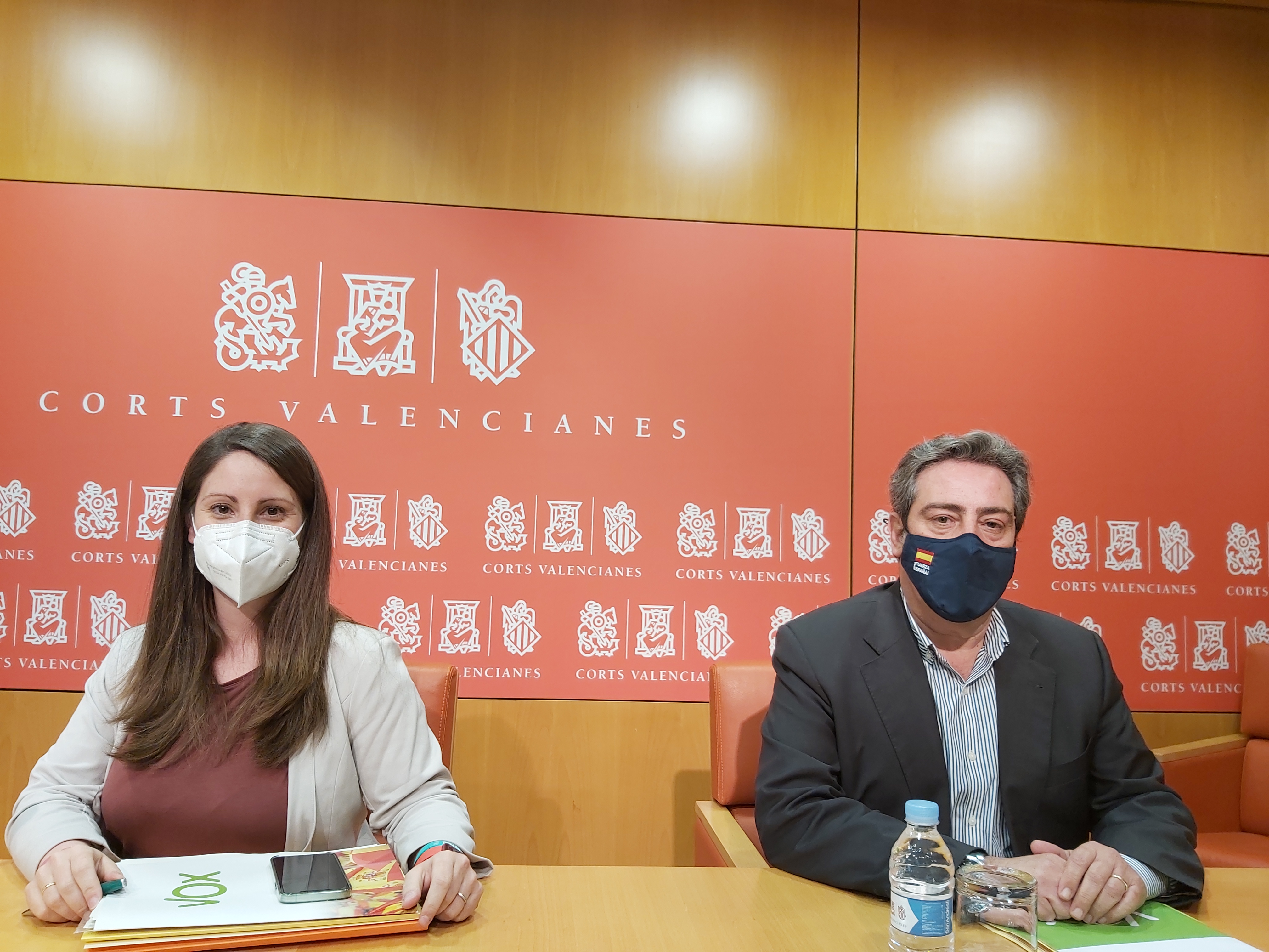 Ana Vega y José María Llanos, este martes en les Corts. - 