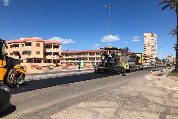 Reasfaltan 600 metros de La Manga, entre los kilómetros 1 y 2, con un coste de 35.000 euros