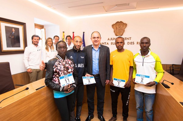 Los atletas de élite velan armas ante la disputa del Ibiza Marathon
