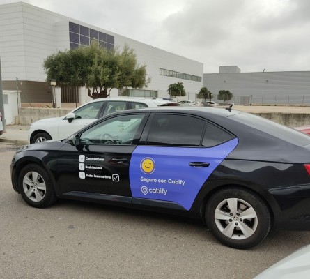 Cabify implanta en Alicante el servicio de paquetería para particulares y empresas