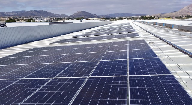 Hiperber apuesta por la energía solar para abastecer a su plataforma logística de Novelda