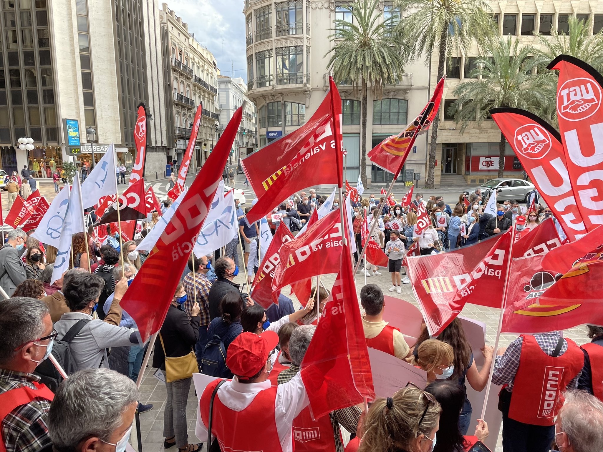 Los empleados del BBVA protestan en València contra el despido de 248 personas
