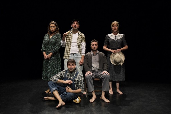 Sala Russafa se tiñe de negro con el estreno del thriller rural 'Bajo el polvo'
