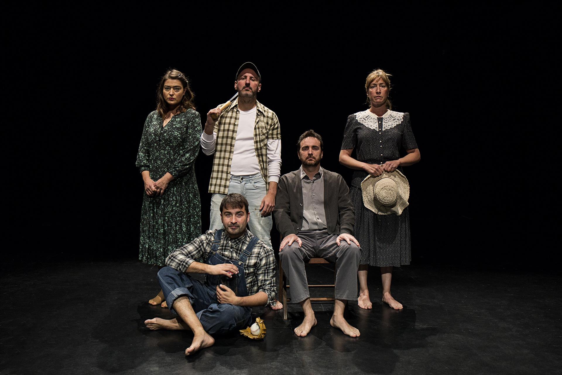 Sala Russafa se tiñe de negro con el estreno del thriller rural 'Bajo el polvo'
