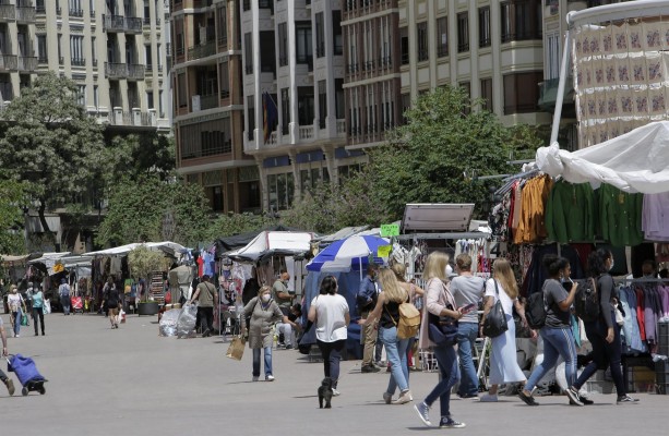 Los mercadillos extraordinarios del Mercado Central se 'mudan' a la plaza del Ayuntamiento