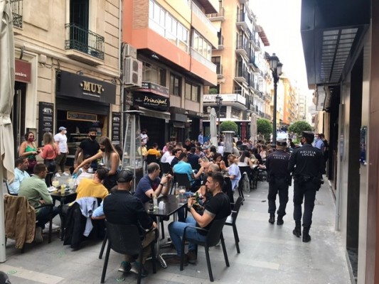La Policía Local sanciona a 15 locales hosteleros por incumplir las medidas anticovid en Alicante