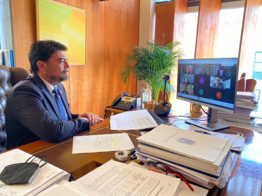 Barcala reclama Fondos Europeos para impulsar nuevos servicios en el eje Alicante-Elche