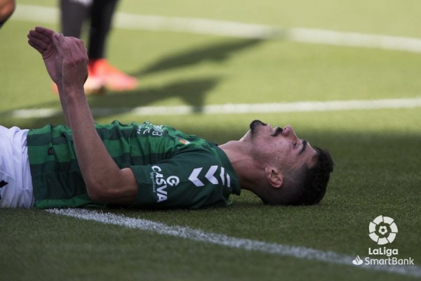 Arturo Molina rasca minutos en un final de temporada aciago