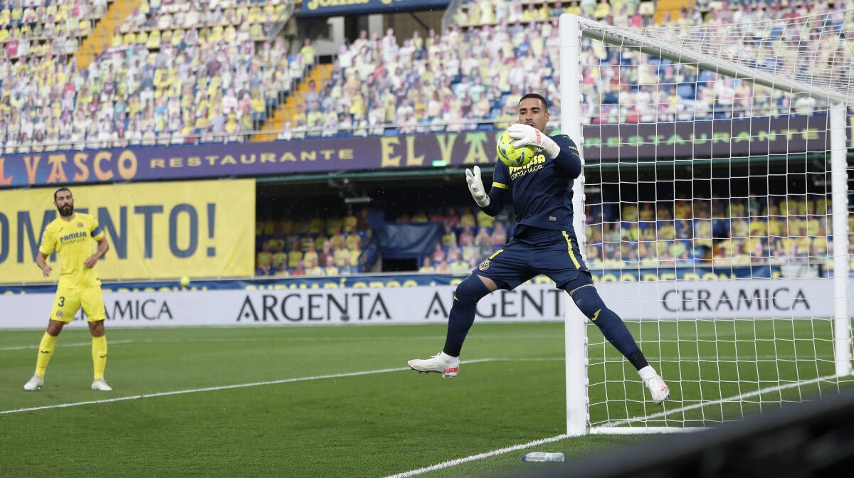 Asenjo, en una de sus intervenciones de este pasado domingo. (Foto: CARME RIPOLLÈS) - 