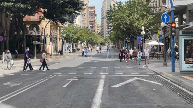  Alicante vive la primera jornada de peatonalización en el centro y en la Rambla