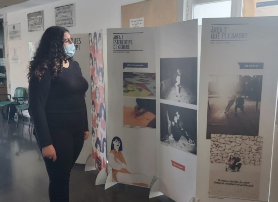Orpesa promou la igualtat entre adolescents amb l’exposició 'No em toques el WhatsApp 