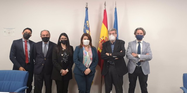 La embajadora de Honduras visita el Puerto de València por su política de descarbonización