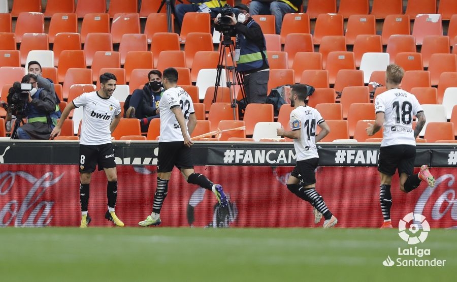 El Valencia golea al Valladolid y está virtualmente salvado