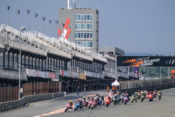 Dani Holgado arrasa en el Mundial Junior de Moto3 en el Circuit 