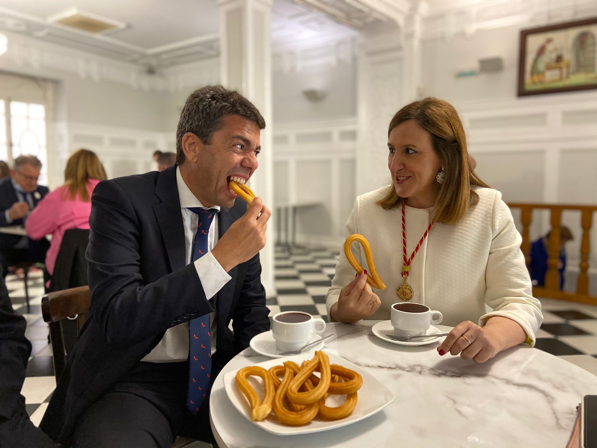 Carlos Mazón y María José Catalá comen churros en Santa Catalina. - 