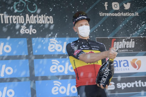 Tim Merlier triunfa en la 'volata' de la segunda etapa en Novara