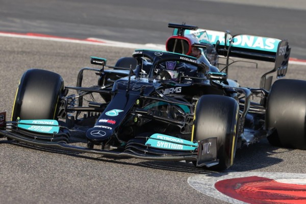 Hamilton y la estrategia de Mercedes frustran a Verstappen en Montmeló