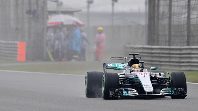 Hamilton sorprende a Vettel y saldrá desde la 'pole' en Shanghái