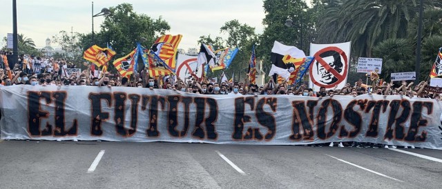 Valencia se echa a la calle por un futuro sin Peter Lim