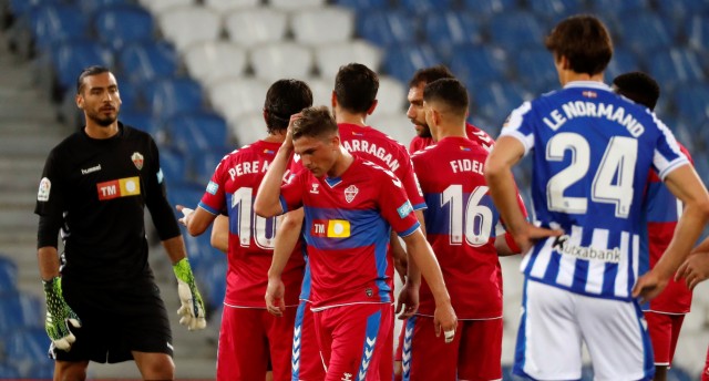 El Elche aguanta con un hombre menos
