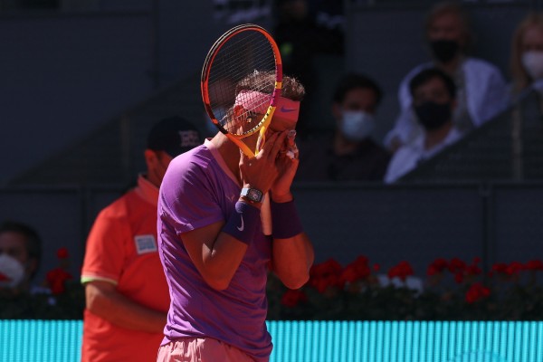 Zverev abre fisuras en el juego de Nadal y le elimina en cuartos