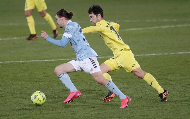 Un momento del último enfrentamiento entre celestes y amarillos en Balaídos. (Foto: Efe) - 