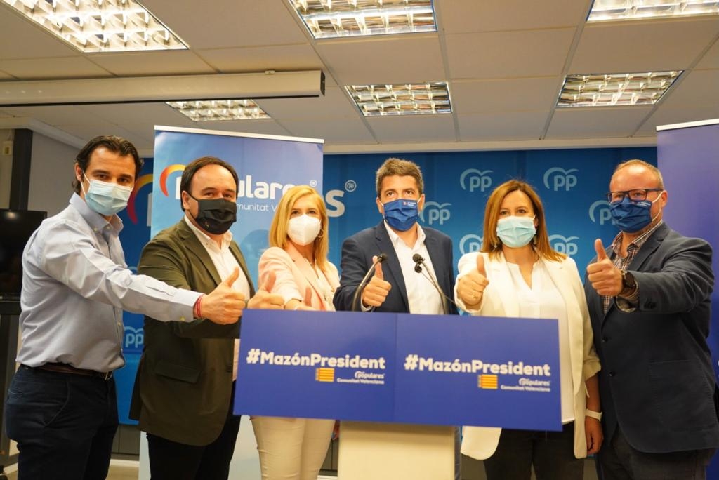 Carlos Mazón, junto a su equipo de campaña, este viernes en la presentación de la candidatura. Foto: EDUARDO MANZANA - 