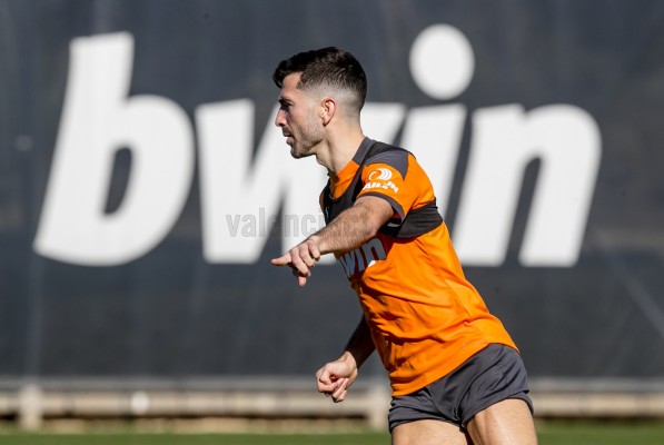 Gayà supera el golpe en el tobillo y completa el entrenamiento