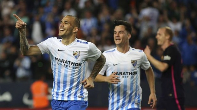 El Málaga sorprende al Barcelona y le aparta del liderato