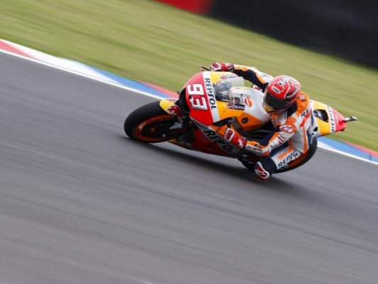 Marc Márquez logra la pole en un día aciago para Jorge Lorenzo
