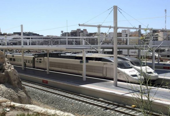 El personal de servicios a bordo del AVE, llamado a la huelga esta Semana Santa