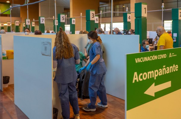 España administra 485.756 dosis en las últimas 24 horas y roza las 18 millones en total