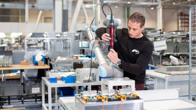 Planta de Power Electronics, en una imagen tomada antes de la declaración del estado de alarma. - 