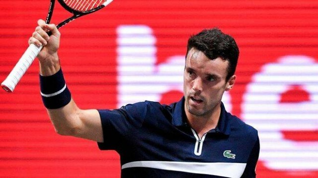 Roberto Bautista sufre pero no da pie a la sorpresa