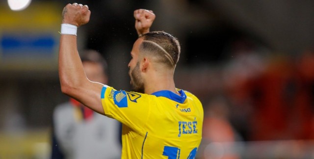 Las Palmas cura sus heridas con una goleada que deja tocado al Betis