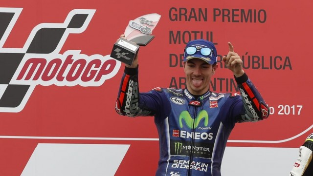 Viñales aprovecha la caída de Márquez, gana en Argentina y afianza su liderato