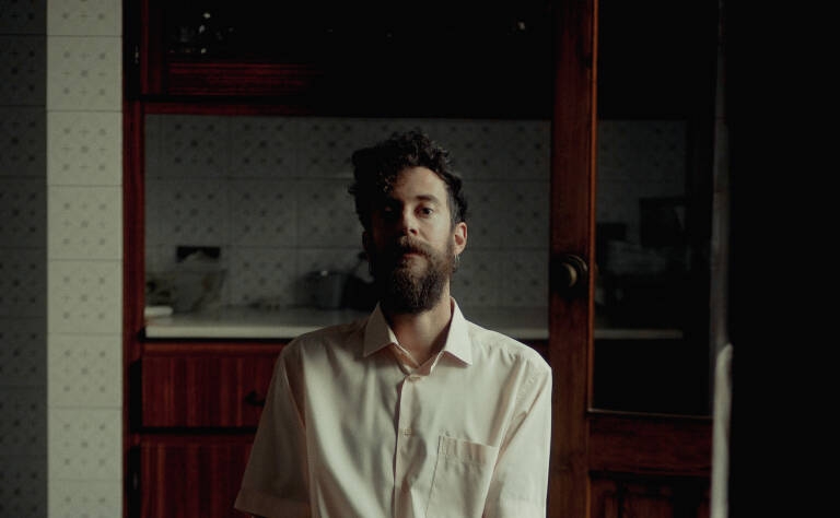 Consumisme vestit de sarcasme, hip-hop i dream-pop: així sona el nou single de Carles Caselles