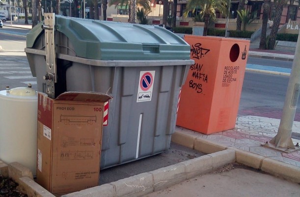 La nueva tasa de basuras de San Javier que enfada a los vecinos de La Manga: exigen refuerzos en el servicio y contenedores soterrados