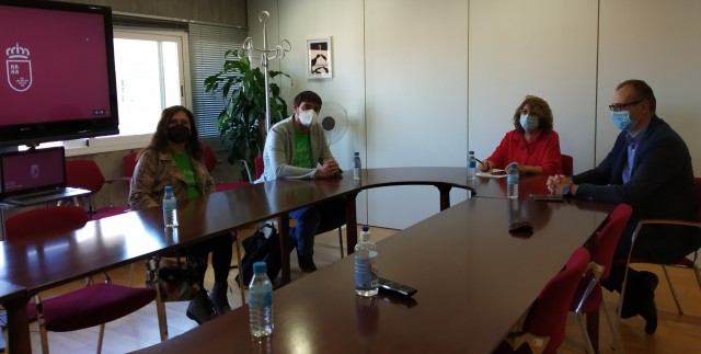 Una 'vacuna educativa' para Campuzano: UGT se reúne con la consejera de Educación para pedirle que dimita