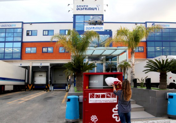 Disfrimur pone en marcha una campaña solidaria de recogida y reciclado de ropa junto a Cáritas
