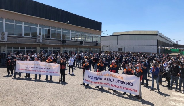 Encierro del Comité de Empresa de Repsol Cartagena tras los ERTE planteados en Coruña y Puertollano