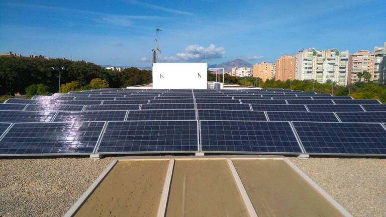 El Campello deja para 2022 el estudio para instalar placas solares en los edificios municipales