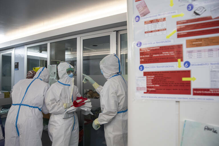 Sanidad se escuda en las limitaciones de Hacienda para no renovar 4.000 contratos covid