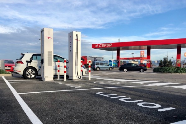 La venta de coches eléctricos e híbridos ya supera a los diésel en la Región