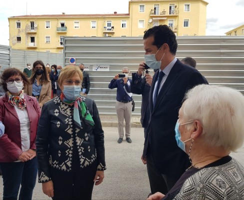 Barceló visita el solar del nuevo consultorio médico de Elda, cuyas obras arrancan este martes