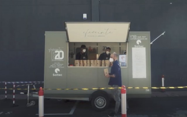 Soltec celebra el Día del Trabajador endulzando al personal de oficina con un 'Food Truck' solidario