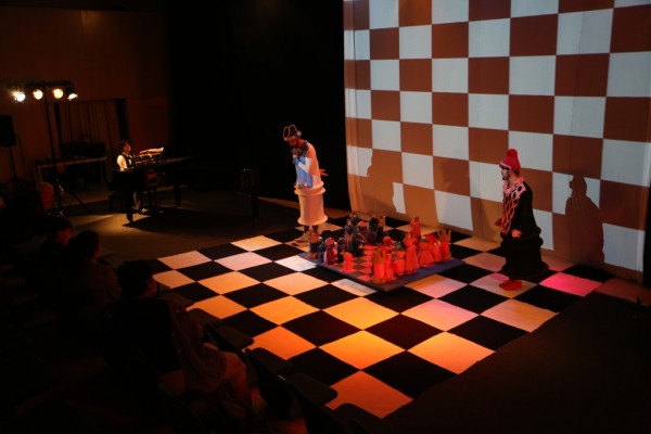 El Teatre del Raval se suma a la fiebre del ajedrez para enseñar su lado 