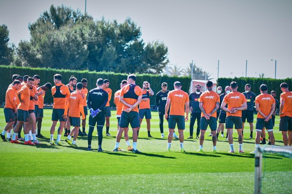 Mojica, única baja en el Elche en su vuelta al trabajo
