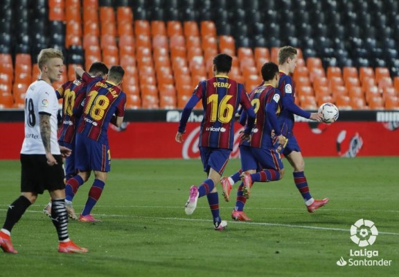 Un buen Valencia se queda con la miel en los labios ante el Barça, que sigue en la lucha
